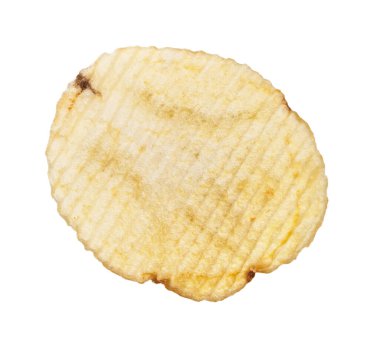 Yakın plan tek patates cipsi, beyaz arka planda izole edilmiş.