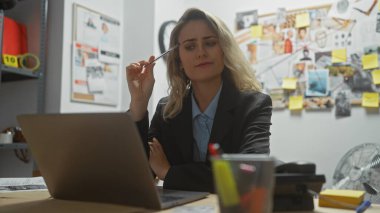 Ofiste tefekkür eden kadın bir dedektif. Kanıt panosu, dizüstü bilgisayarı ve olay yerinde resmedilen eleştirel düşünceleri var..