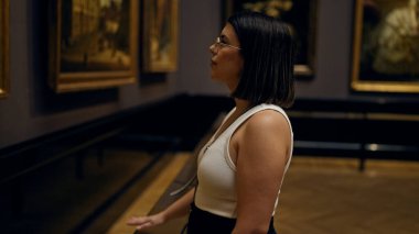 Güzel İspanyol bir kadın Viyana 'daki sanat müzesini ziyaret ediyor.