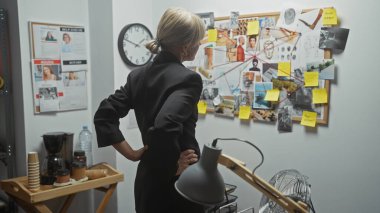 İç mekan suç araştırma kurulunda kanıt analizi yapan düşünceli bir kadının arkası..