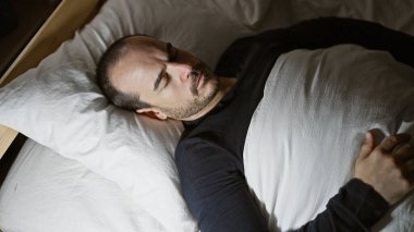 Sakallı İspanyol kel adam evdeki karanlık bir yatak odasında huzur içinde uyuyor. Huzur ve sükunet tasvir ediyor..