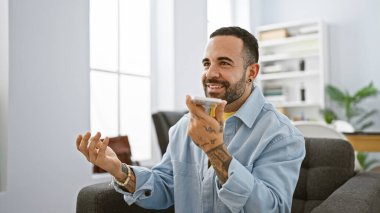 Sakallı yakışıklı İspanyol adam ofisinden iletişim ve profesyonelliği resmeden bir sesli mesaj gönderiyor..