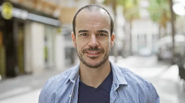 stock image Smiling bearded hispanic man with no hair posing on a sunny urban street