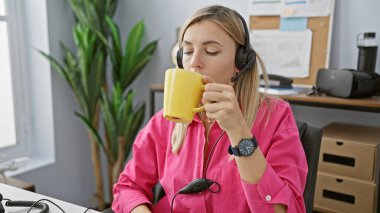 Sarışın kadın kulaklıkları kahve molası ofisi