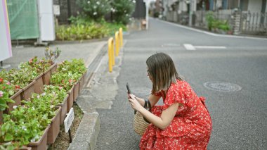 Büyülenmiş İspanyol kadın gözlükleriyle Tokyo 'nun kentsel güzelliğini yakalıyor. Şehir seyahati sırasında, modern Asya yaşam tarzını kucaklıyor.