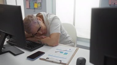 Ofiste stresli ve yorgun görünen kadın, masa başında çalışan, bilgisayarlı ve dokümanlı erkek çalışanlardan parlak ışık altında geri bildirim alıyor.