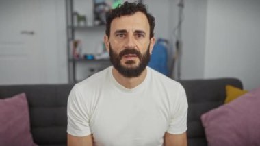 Beyaz tişörtlü, hayret verici orta yaşlı adam işaret ediyor! Şaşırtıcı bir ifade, evdeki bir keşifte ağzını aç..