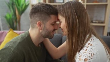 Sevgi dolu bir çift, sıcak bir evin oturma odasında birlikte hassas bir anın tadını çıkarır..