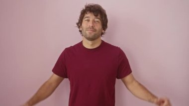 Kendine güveni tam bir İspanyol erkeği, ışıldayan bir gülümsemeyle kendine işaret ediyor, pembe izole edilmiş arka planda tişört giyiyor. Gururlu ve mutlu adam gösteriş yapıyor, dik duruyor.!