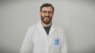 Bilim adamı üniforması giyen neşeli orta yaşlı bir adam, mutlu bir gülümseme ve kazanan bir ifadeyle zaferi kutluyor, elleri izole edilmiş beyaz arka planda..