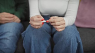 Bir kadın ve bir erkek, sıcak bir oturma odasında beklenerek birlikte oturan hamilelik testi sonuçlarını bekliyorlar..