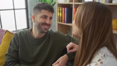 Sevgi dolu bir çift, evlerinde romantik, sevgi ve neşe dolu anlar yaşar..