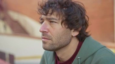 Düşünceli, sakallı, şehir ortamında dışarıda dikilen düşünceli İspanyol bir adam..