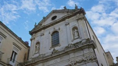 Tarihsel barok kilise cephesi. Heykeller parlak mavi gökyüzünün altında. Lecce, puglia, İtalya, Avrupa 'da..