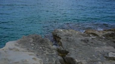 Torre Dell 'orso, Salento, Puglia' daki kayalık kayalıklar sakin bir günde Akdeniz 'in manzaralı güzelliğini gözler önüne seriyor..