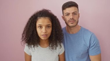 Bir erkek ve bir kadın pembe bir duvarın önünde neşeyle kutluyorlar. Aşkı, aileyi, birlikteliği ve mutlu bir ilişkiyi somutlaştırıyorlar..