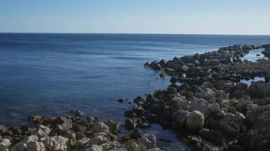 İtalya 'nın Puglia kentindeki Rocky sahilleri sakin mavi denizi ve huzurlu Avrupa ortamında açık gökyüzünü gözler önüne seriyor..