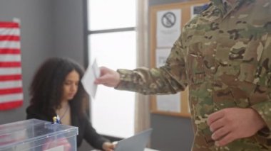 Bir kadın, Amerikan bayrağı taşıyan bir odada, askeri üniformalı bir erkek gibi oy veriyor..