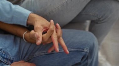 El ele tutuşan erkekler, ev ortamında sevgi ve aileyi sembolize eder.