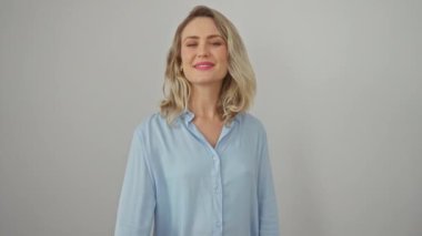 Hoş geldin, kendine güvenen genç bir kadının portresi, sarışın ve tişört giyen, gülümseyen, izole edilmiş beyaz bir arka planda dostça bir iş tokalaşması sunan, profesyonel başarıyı resmeden..