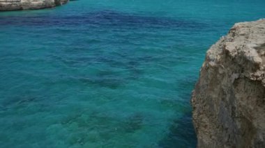 Salento, puglia, İtalya 'daki güzel şiir mağarasında turkuvaz suları ve kayalık uçurumlar Avrupa' daki çarpıcı sahil manzaraları sergiliyor..