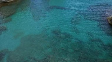 Salento 'nun torre dell' orso 'sundaki turkuaz suları puglia, italya' da, el değmemiş, sakin okyanusu güzelce yakalar..