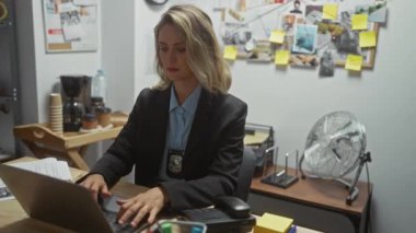 Beyaz kadın dedektif kapalı bir karakolda bir suç davasında çalışırken strese girdi..