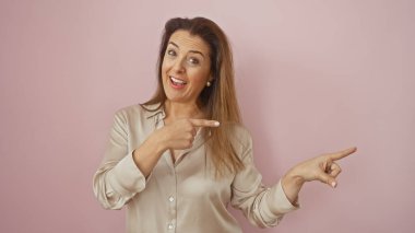 Gülümseyen ispanyol kadın, pembe bir arka planda izole edilmiş, pozitiflik ve seçim tasvir ediyor..