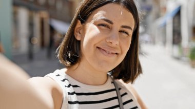 Genç ve güzel İspanyol kadın Viyana sokaklarında selfie çekiyor.