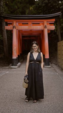 Fushimi inari-taisha, Kyoto 'nun görkemli torii kapılarına göz kamaştırıcı bir gülümseme sergiliyor.