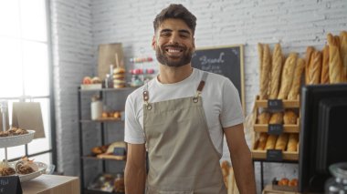 Yakışıklı, sakallı, fırının içinde gülümseyen, içinde çeşitli ekmek ve hamur işleri olan, kapalı bir dükkânda...