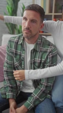 Sevgi dolu bir çift sıcak oturma odalarında kucaklaşır, sıcaklığı, arkadaşlığı ve ev hayatını hatırlatır..