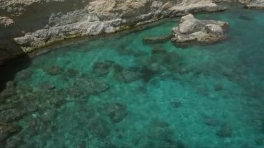 Salento, Puglia, İtalya 'daki Torre Dell' orso 'da kayalık oluşumlara sahip kristal berrak turkuaz suları bu Avrupa' nın şaşırtıcı doğal güzelliğini ve engebeli kıyı manzarasını gözler önüne seriyor..