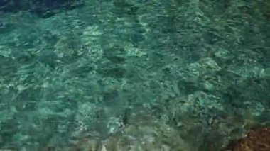Akdeniz 'de Mallorca, İspanya açıklarında güneş ışığını yansıtan zümrüt su, batık kayalar ve mercan resifleri üzerinde büyüleyici bir şekil oluşturuyor..