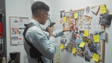 Odaklanmış bir adam kanıt fotoğrafları ve notlarla bir soruşturma kurulunu analiz ediyor..