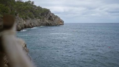 Rocky, cove, cala deia, mallorca, özellikler, engebeli, uçurumlar, canlı, Akdeniz, yemyeşil, mavi denize karşı