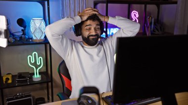 Oyun odasında sakallı, perişan, genç bir İspanyol gece hayal kırıklığını ifade eder..