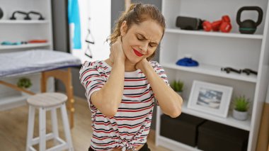 Fizyoterapi kliniğinde boyun ağrısı çeken genç bir İspanyol kadın..
