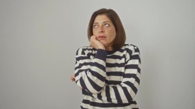 İspanyol kadın, sıkılmış ve yorgun, depresyon problemini düşünüyor, çizgili süveter giyiyor. beyaz arkaplan üzerinde izole.