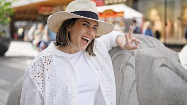 Stockholm sokaklarında aslan heykeliyle dikilen güzel İspanyol kadın.