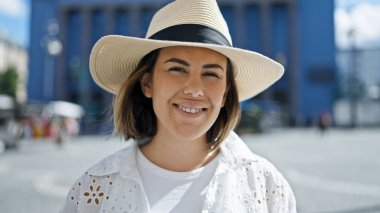 Nobel ödüllü binada kendine güvenen güzel İspanyol kadın.