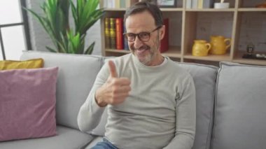 Neşeli orta yaşlı bir adam, mükemmel baş parmağını göstererek 