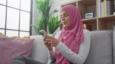 Tesettürlü, tesettürlü, tesettürlü, ev içinde gülümseyen kadın.