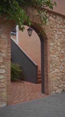 Akdeniz kemeri, kaldırımlı bir sokak, terakotta fayansları ve ilginç bir fener, keşfi sakin bir avluya davet ediyor..