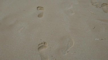 Pescoluse, Salento, Puglia, İtalya 'da kumsalda ayak izleri sakin bir açık hava sahnesini çağrıştırıyor..