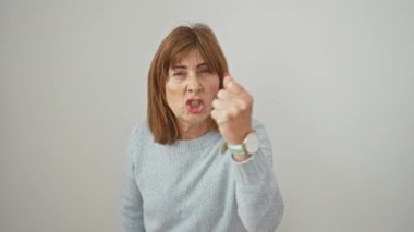 Öfkeli orta yaşlı kadın, öfkeden deliye dönmüş yumruklar. Süveter giyip, beyazların izole geçmişine karşı durarak, öfke çığlıkları atarak, agresif kavgayı özetleyerek,.