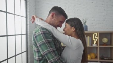 Sevgi dolu bir çift, samimi bir oturma odasında romantik duygular ve birliktelik uyandıran romantik bir evde dans etmekten hoşlanır..