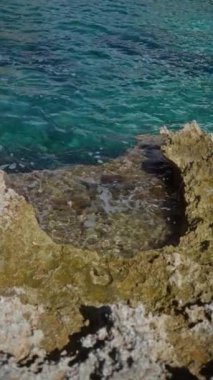 İspanya, Mallorca 'daki berrak su ve kayalık kıyı şeridi Akdeniz manzarasının doğal güzelliğini vurguluyor.
