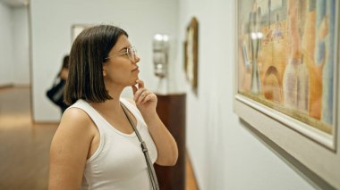 Güzel İspanyol bir kadın Viyana 'daki Albertina Müzesi' nde sanat galerisini ziyaret ediyor.