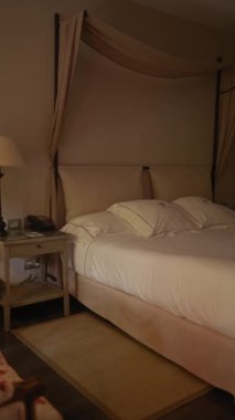 Zarif bir yatak odası. Lüks bir tente, yumuşak bir ışık ve sakin bir ortam..